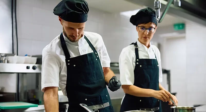 &Eacute;quipe de restauration en tenue professionnelle
